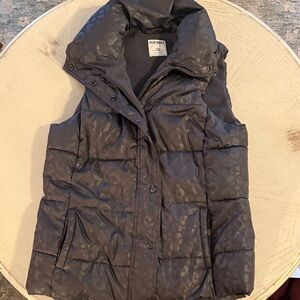 Old Navy Quilted Fleece Lined Puffer Vest in Charcoal Gray Leopard Print Large